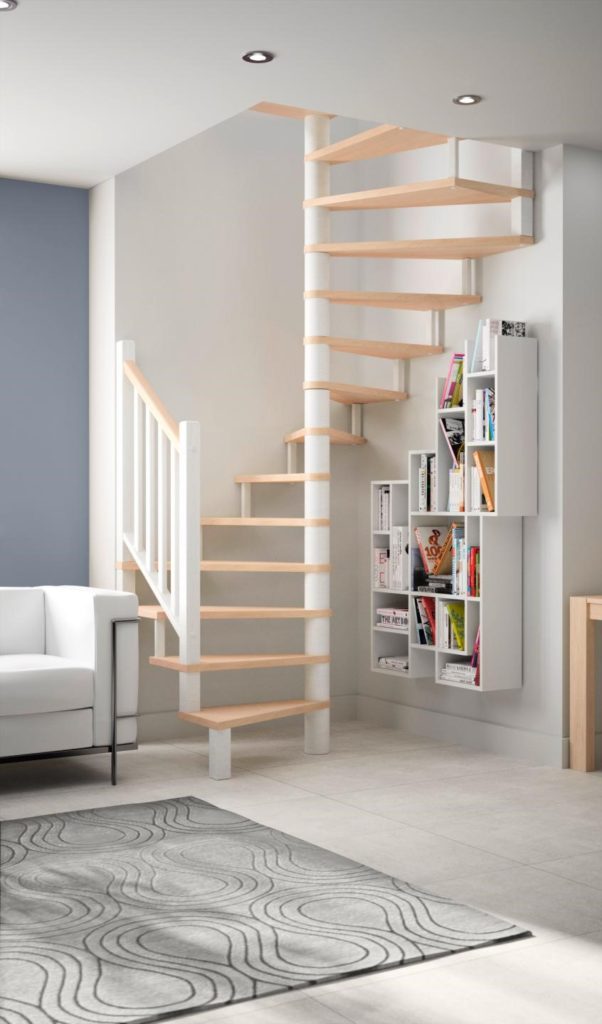 Espace bibliothèque sous escalier bois et blanc