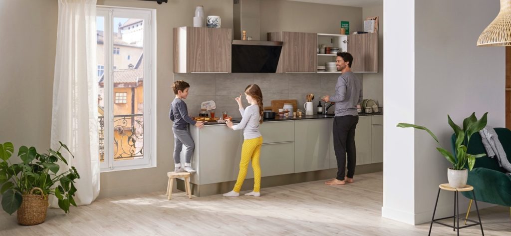 Plan de travail dans une cuisine lumineuse en I avec un père et ses deux enfants