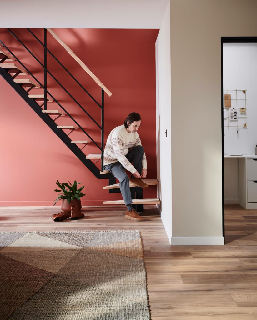 Escalier quart tournant avec un homme assis dessus