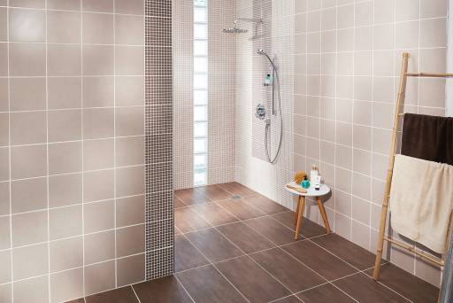 Quel type de carrelage choisir pour une petite salle de bains ? 